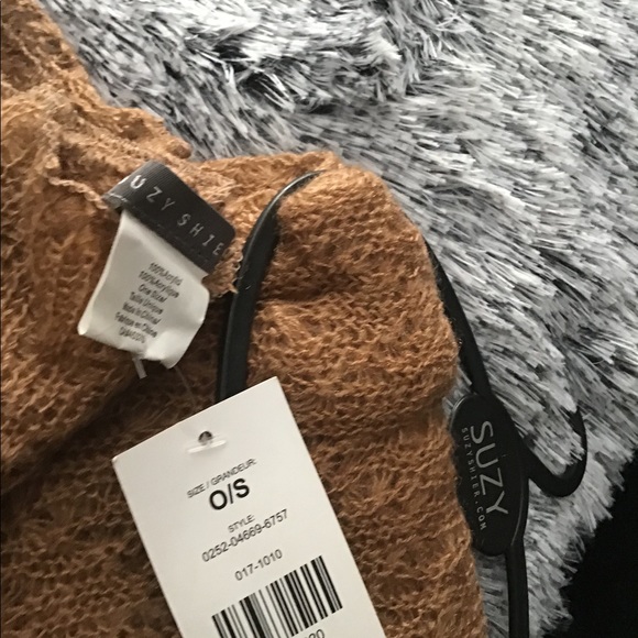 New scarf never worn - Picture 12 of 15